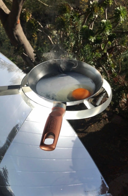 Cocinándose huevo frito en la cocina solar parabólica